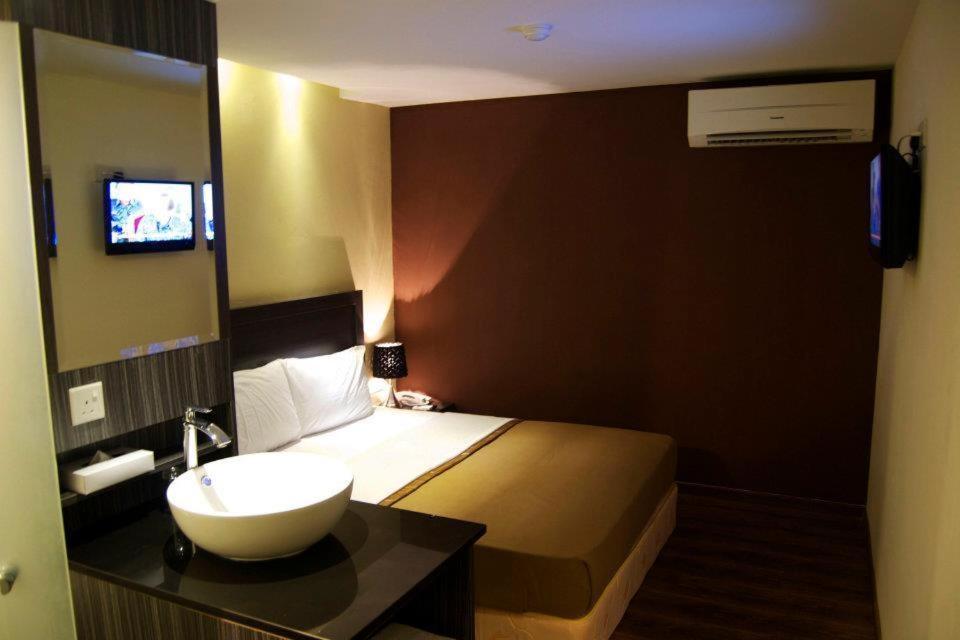 Zotel Business & Leisure Hotel Кучинг Номер фото